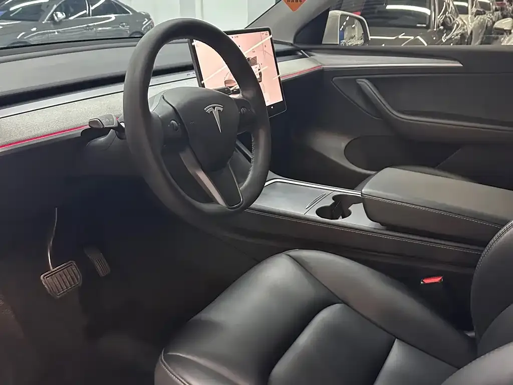 Tesla Model Y — фото 10