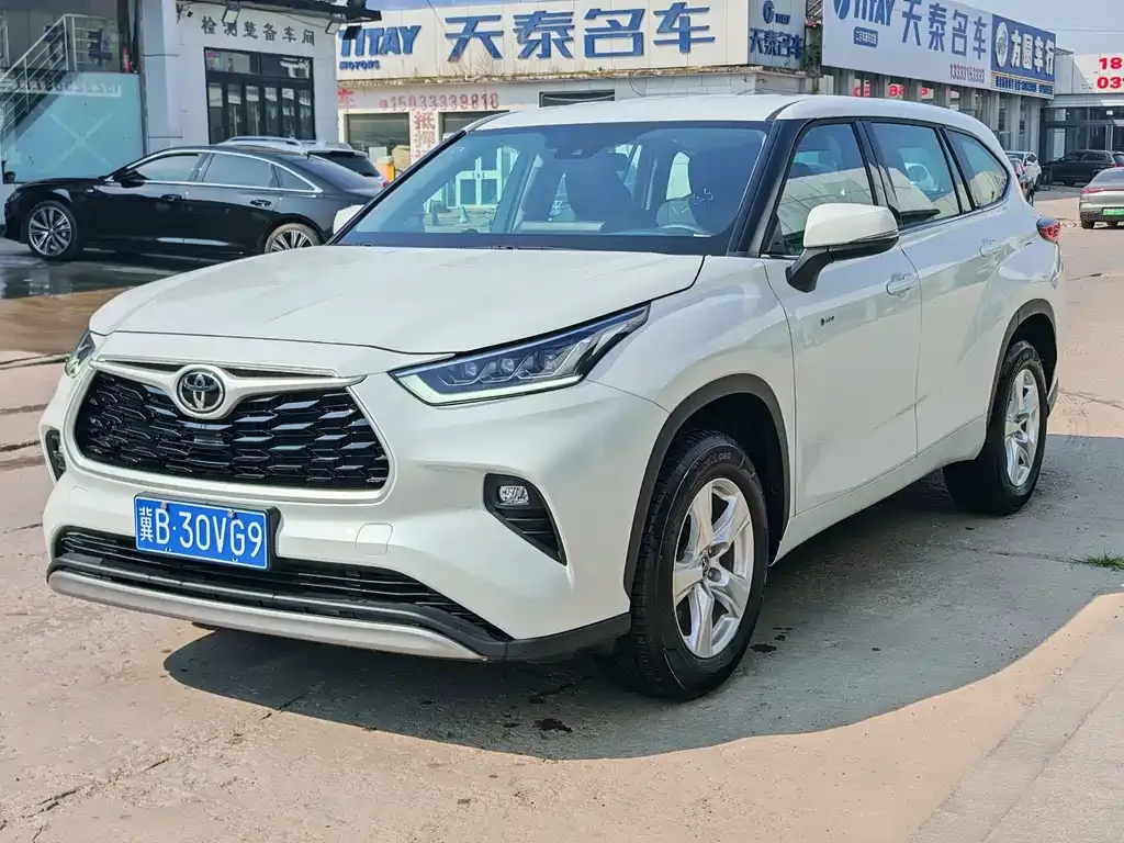 Toyota Highlander — фото 1
