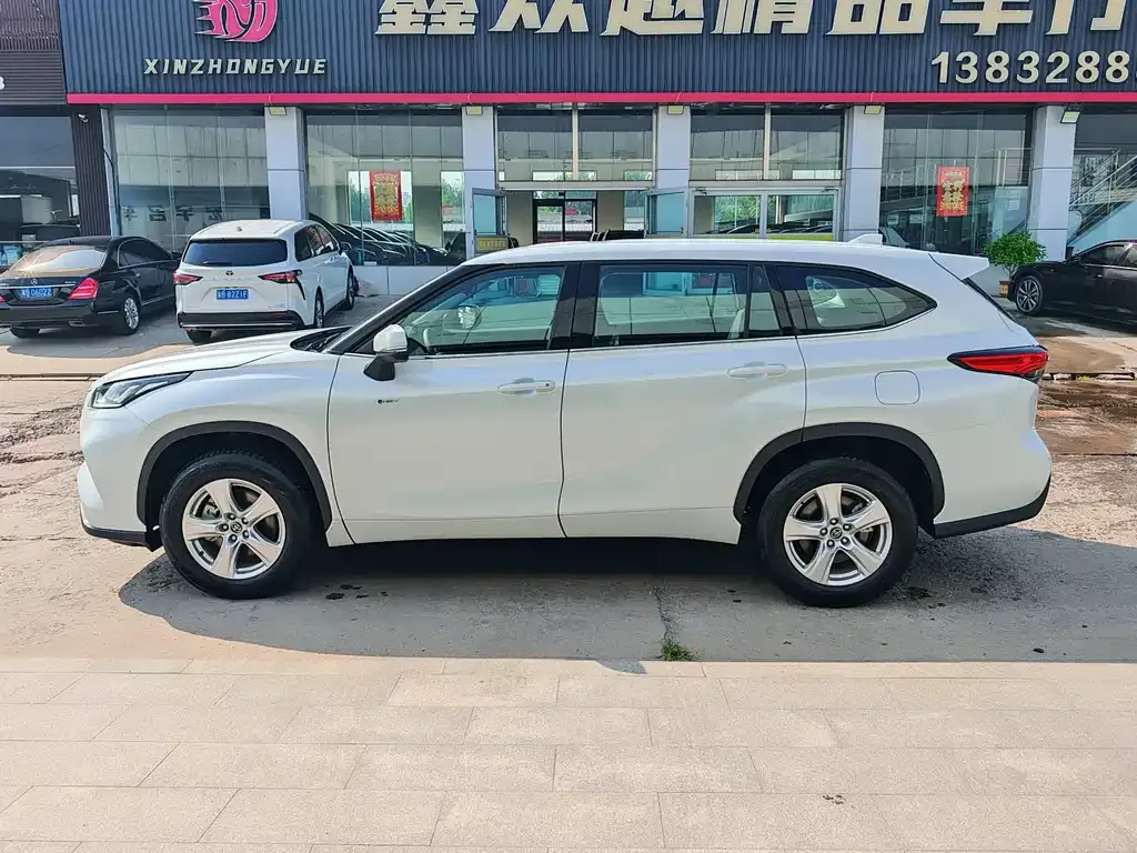 Toyota Highlander — фото 10
