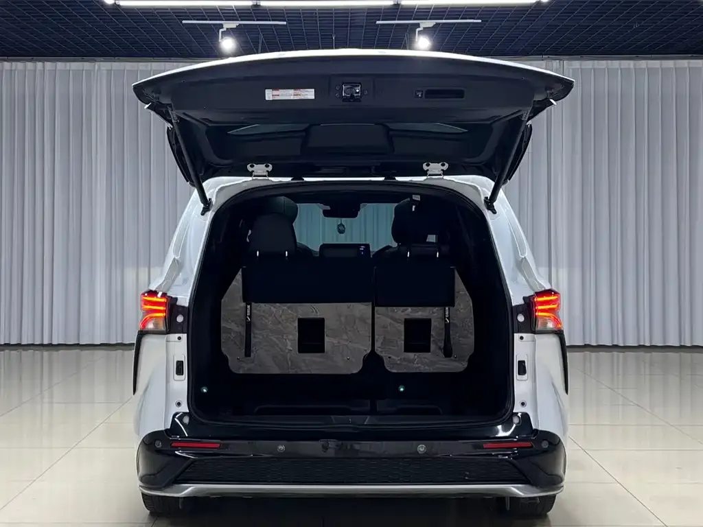 Toyota Granvia — фото 5