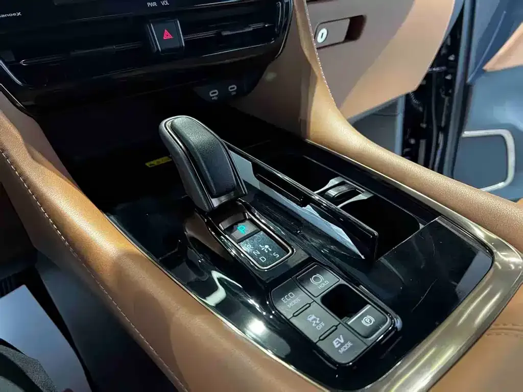 Toyota Alphard — фото 8