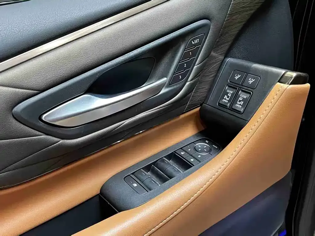 Toyota Alphard — фото 9
