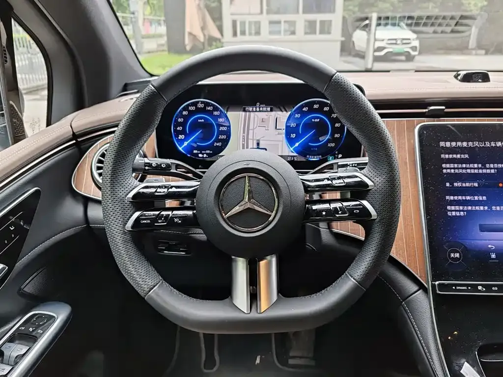Mercedes-Benz EQE SUV — фото 3