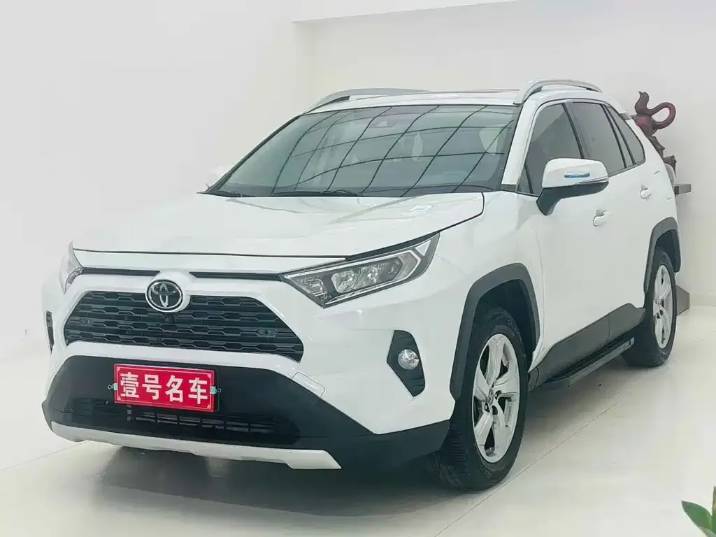 Toyota RAV4 — фото 1
