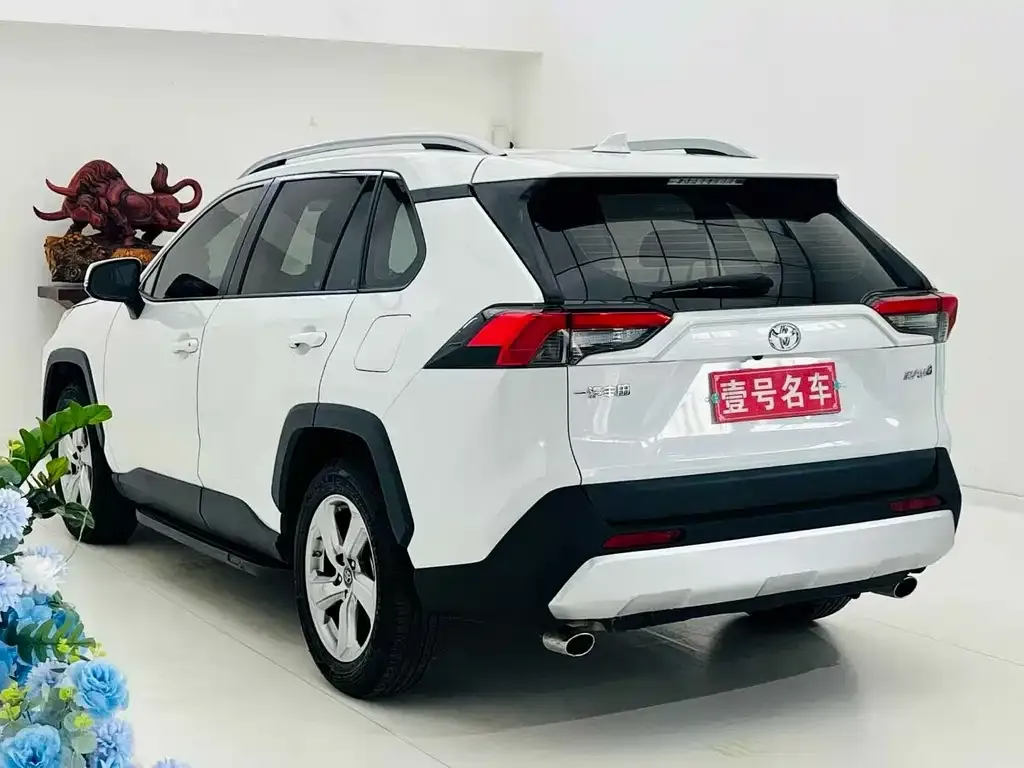 Toyota RAV4 — фото 8