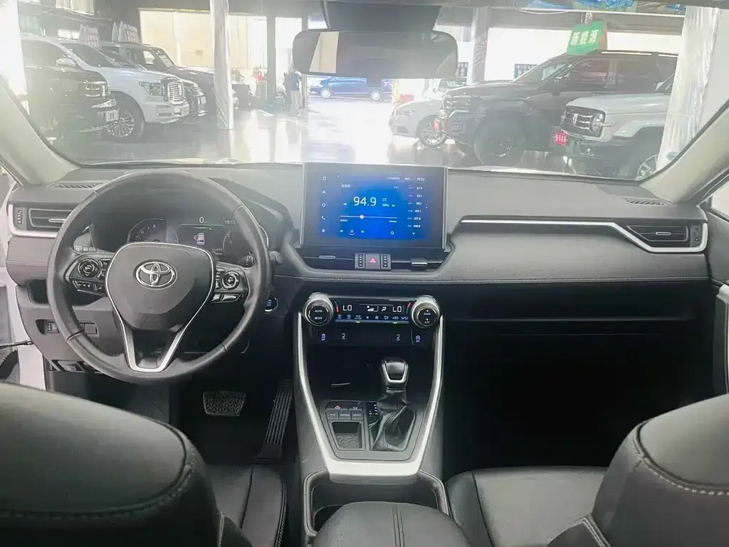 Toyota RAV4 — фото 6
