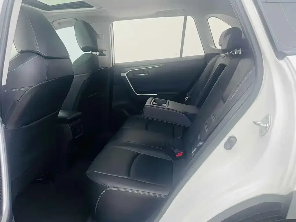 Toyota RAV4 — фото 10