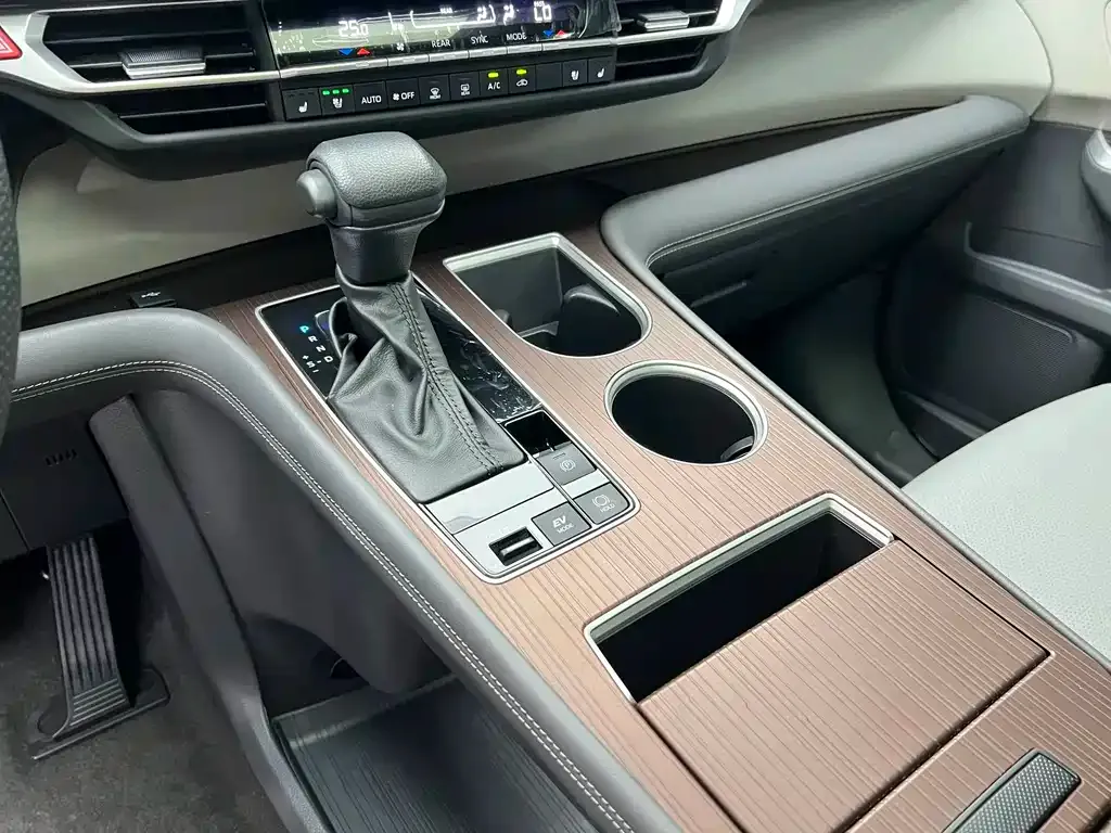 Toyota Granvia — фото 3