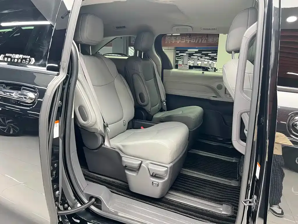 Toyota Granvia — фото 6