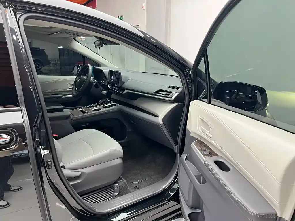 Toyota Granvia — фото 4