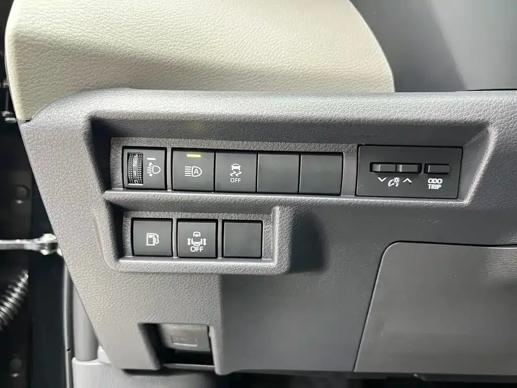 Toyota Granvia — фото 10