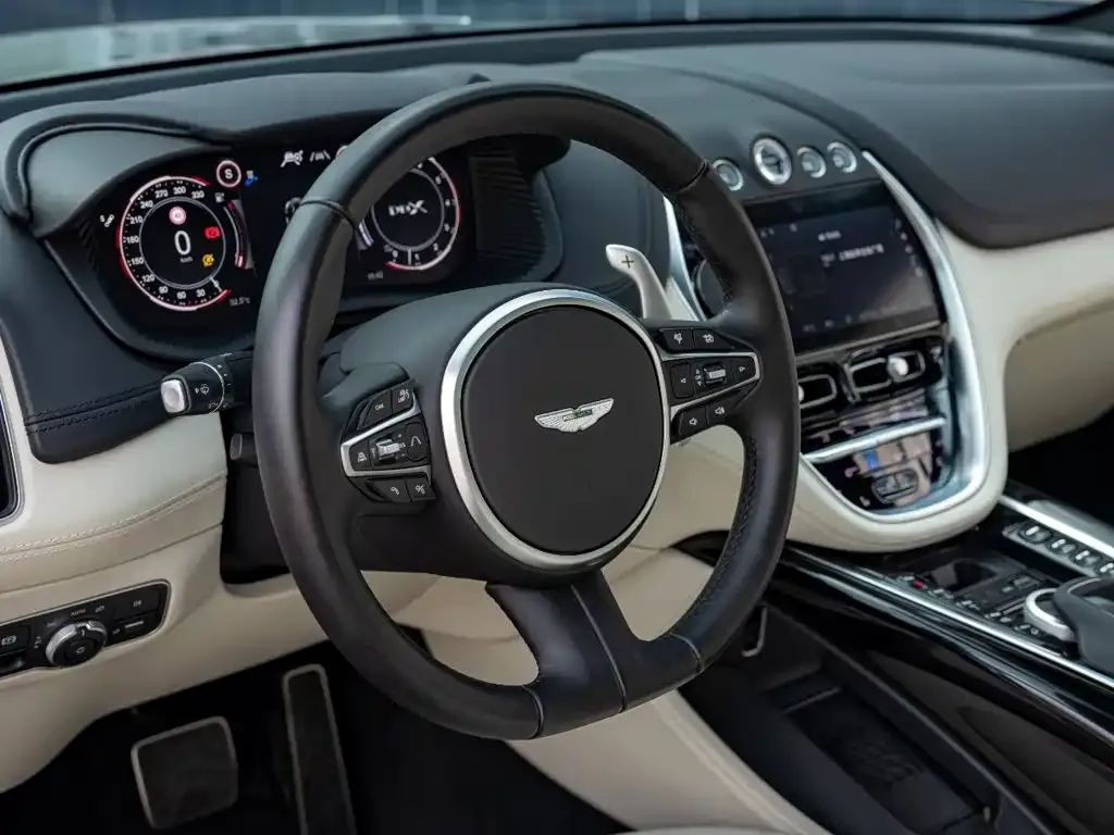 Aston Martin DBX — фото 10