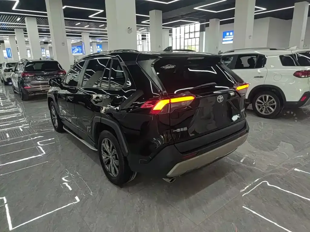Toyota RAV4 — фото 6
