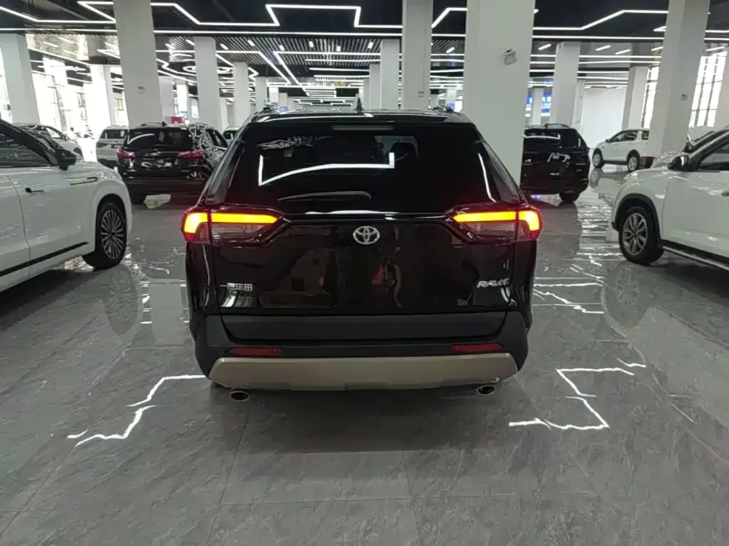 Toyota RAV4 — фото 10