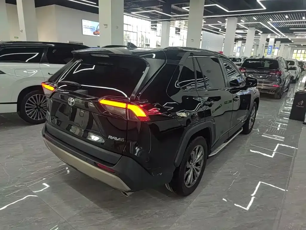 Toyota RAV4 — фото 4