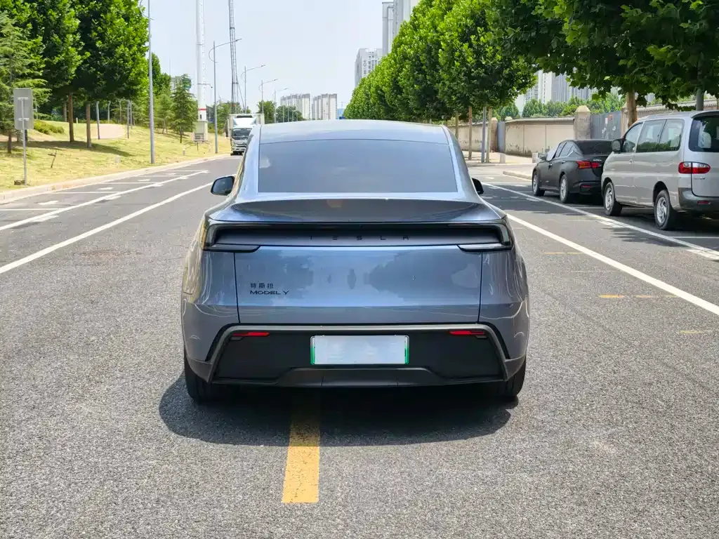 Tesla Model Y — фото 8
