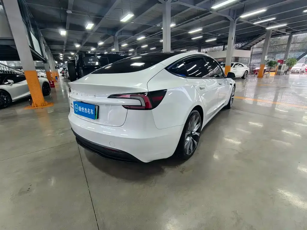 Tesla Model 3 — фото 9