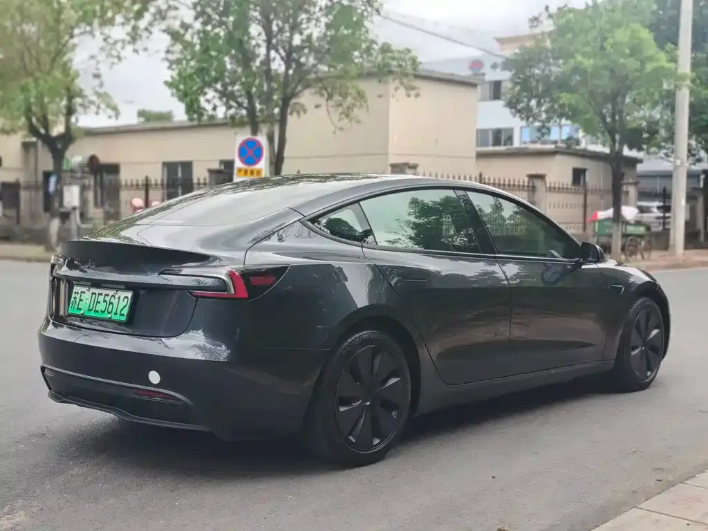 Tesla Model 3 — фото 4