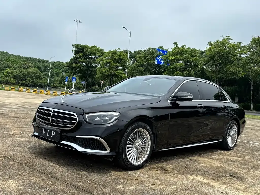 Mercedes-Benz E-Class — фото 1