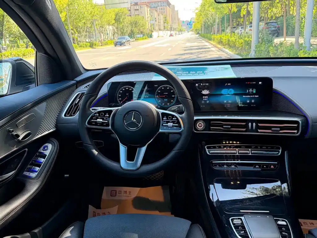 Mercedes-Benz EQC — фото 10