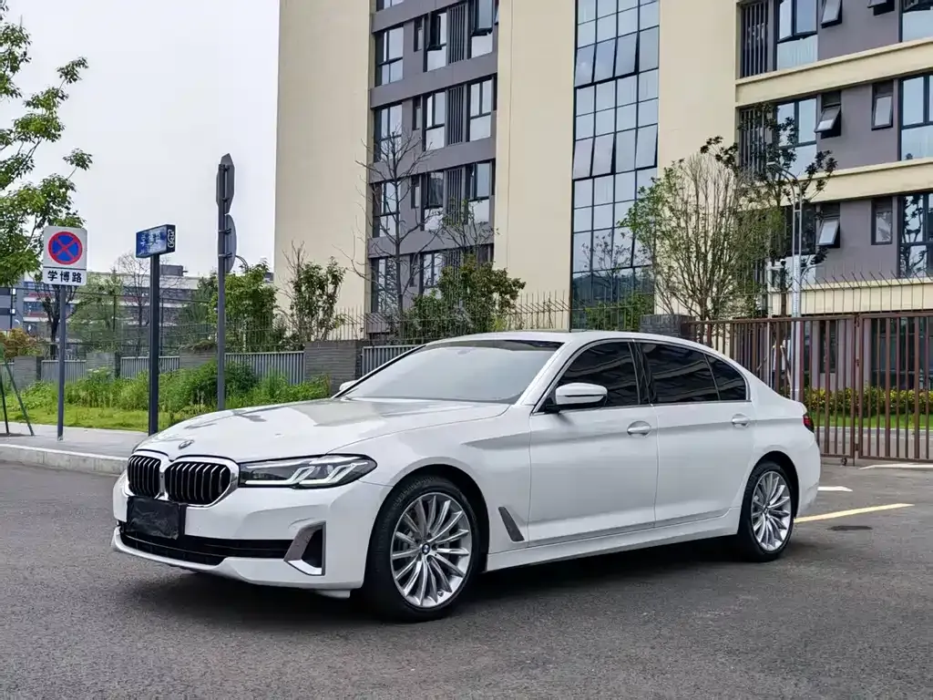 BMW 5 Series — фото 1