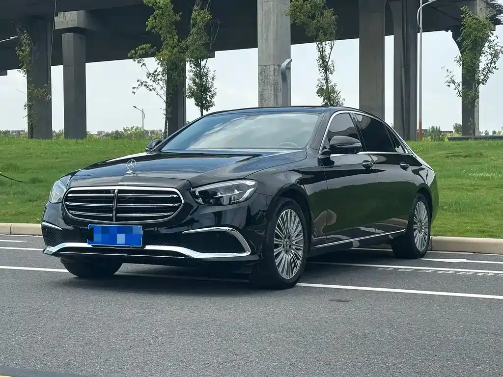 Mercedes-Benz E-Class — фото 1