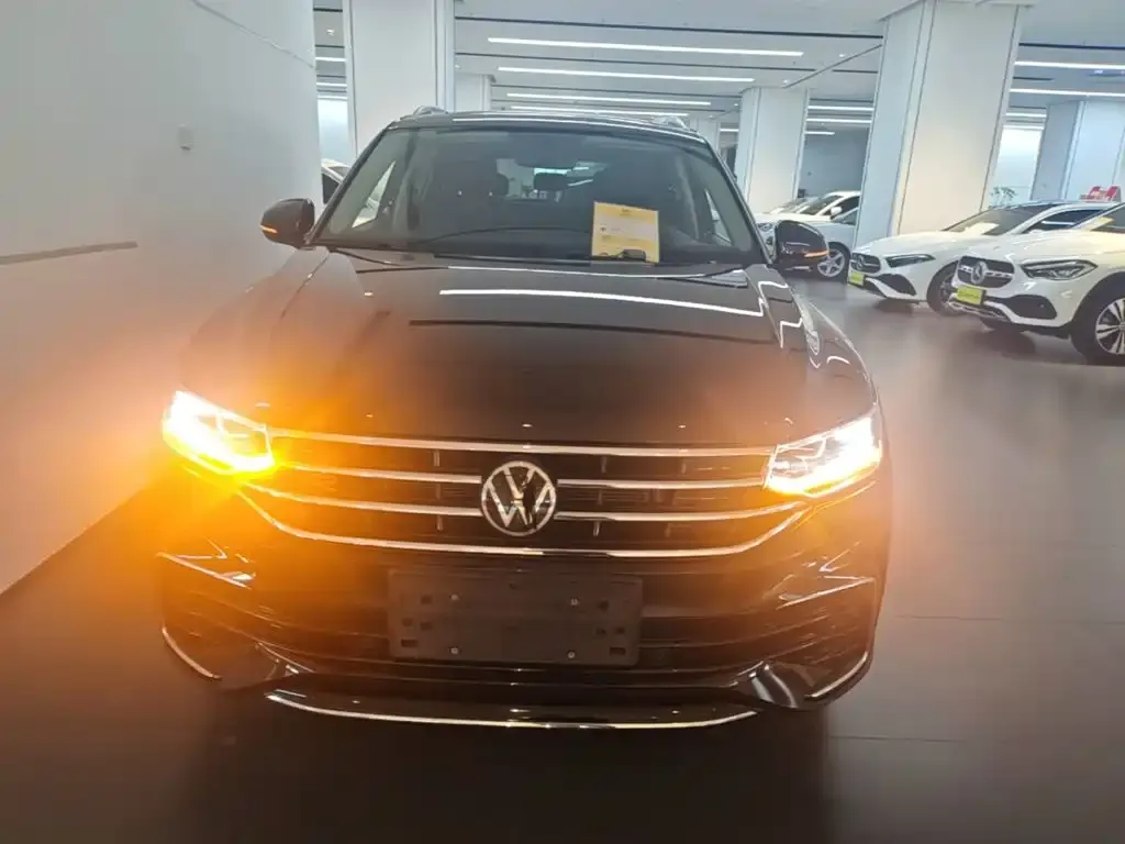 Volkswagen Tiguan L — фото 9