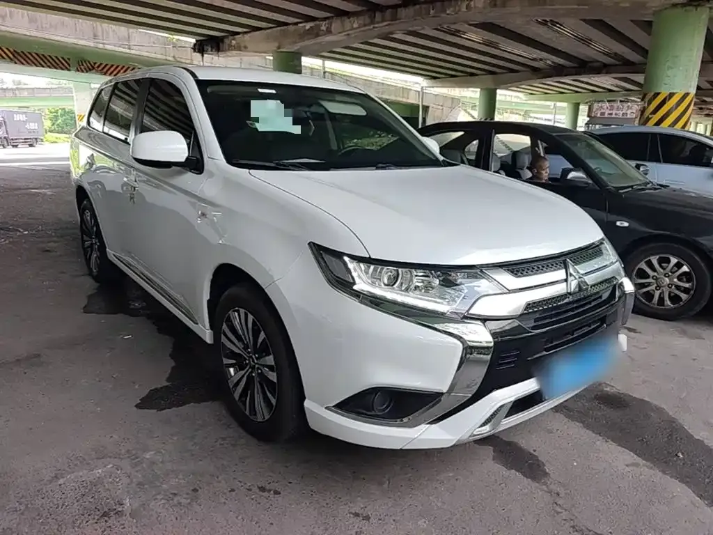 Mitsubishi Outlander — фото 5