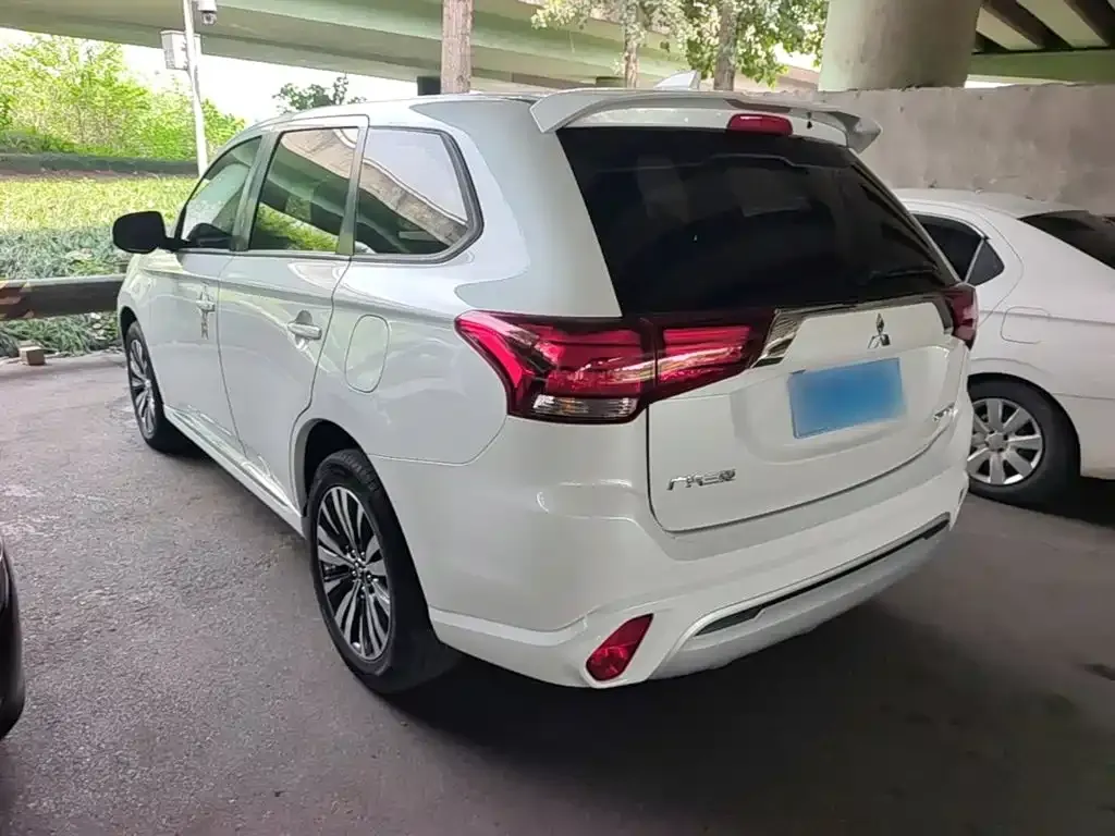 Mitsubishi Outlander — фото 2