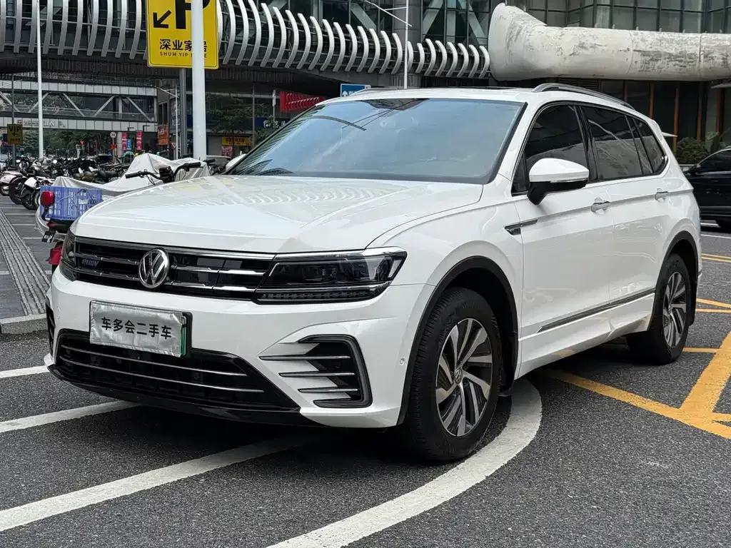 Volkswagen Tiguan L PHEV — фото 1