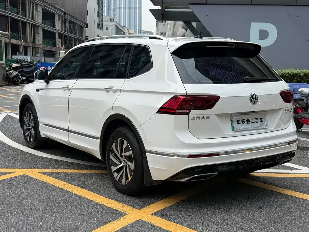 Volkswagen Tiguan L PHEV — фото 9