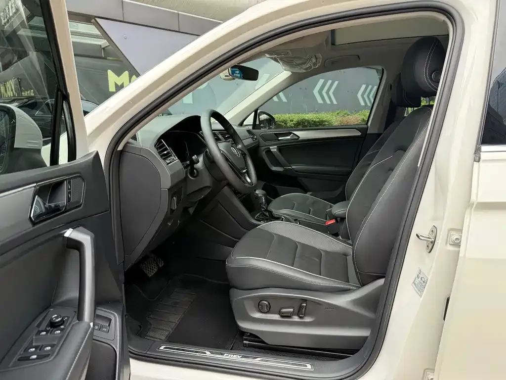 Volkswagen Tiguan L PHEV — фото 4