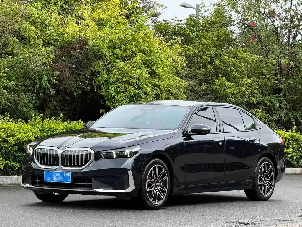 BMW 5 Series — фото 1