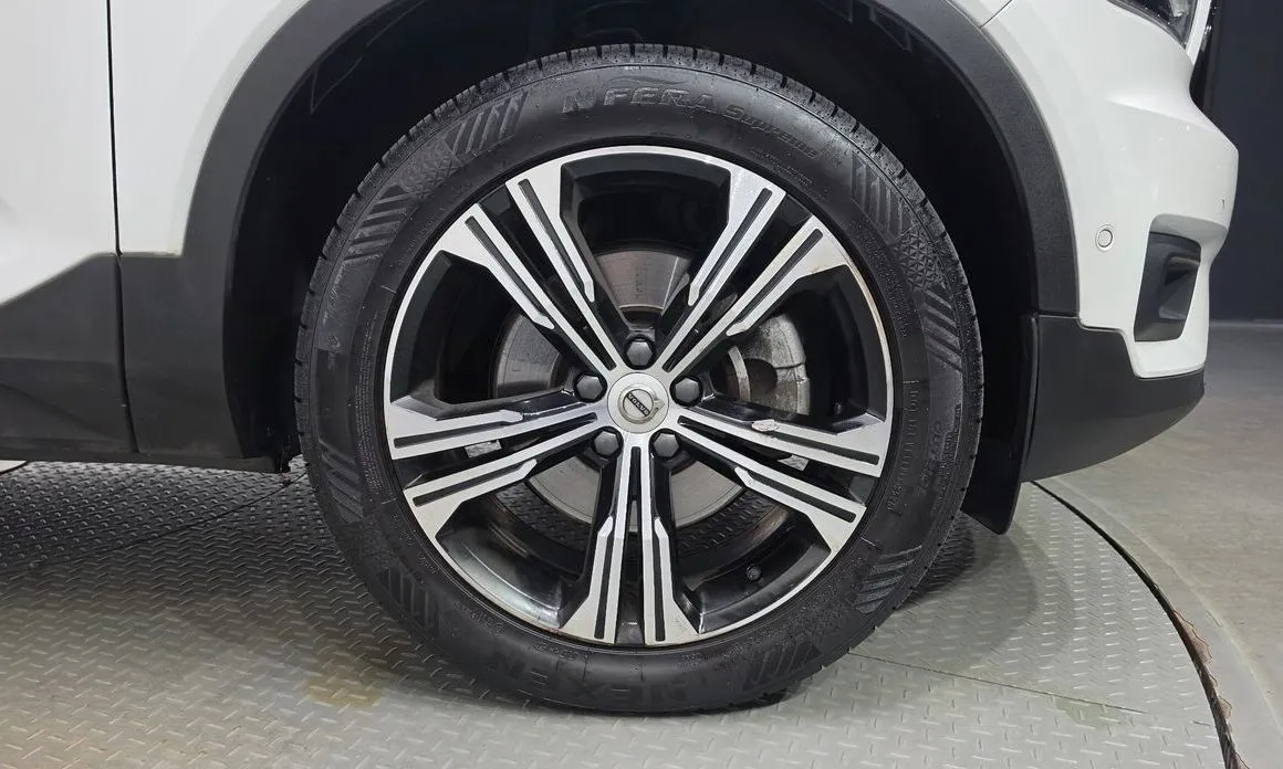 Volvo XC40 — фото 10