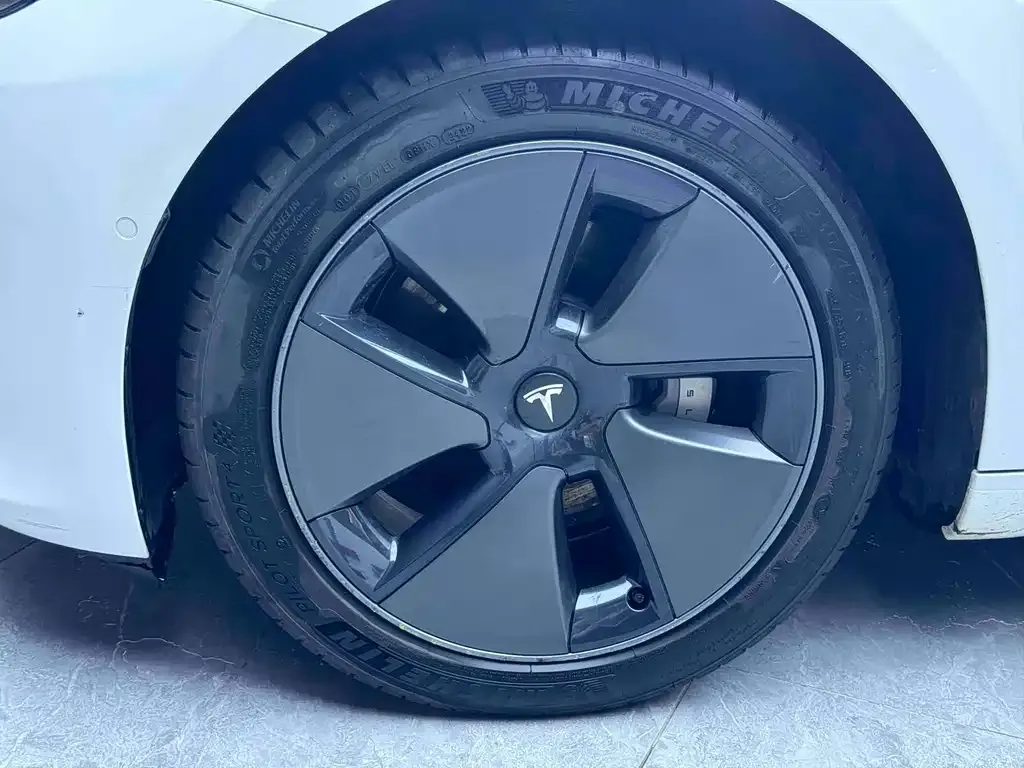 Tesla Model 3 — фото 3
