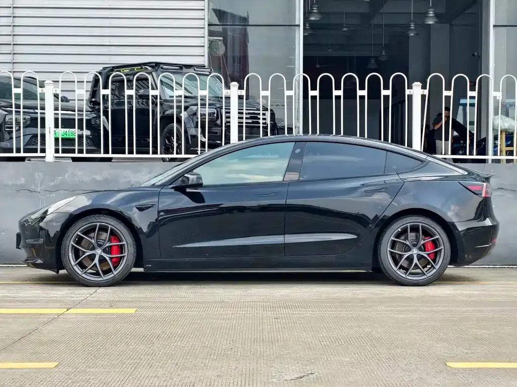 Tesla Model 3 — фото 2