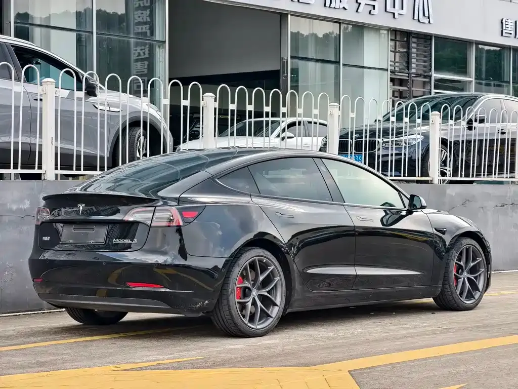 Tesla Model 3 — фото 4