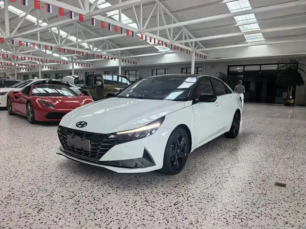 Hyundai Elantra — фото 1