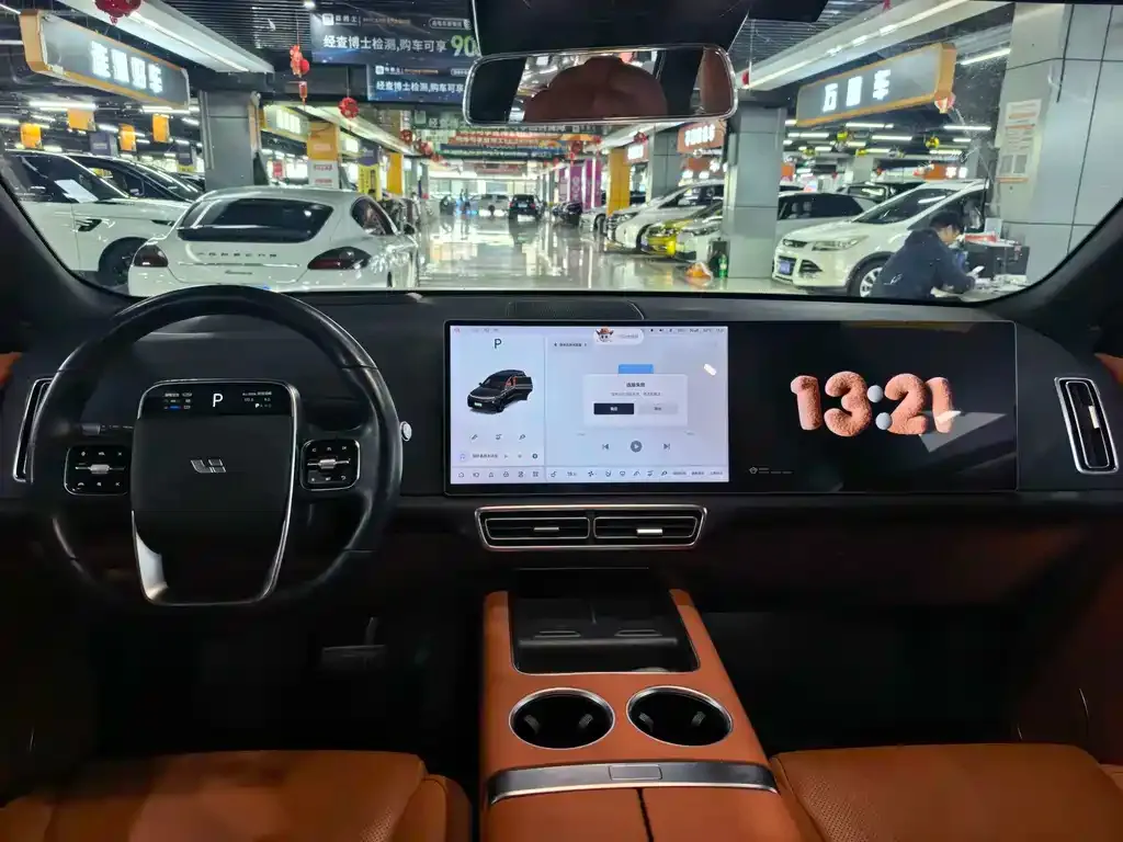 Li Auto L8 — фото 5