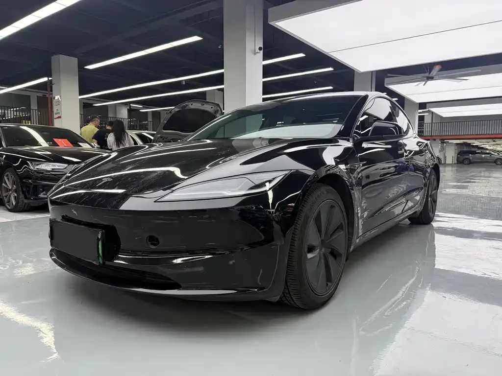 Tesla Model 3 — фото 1