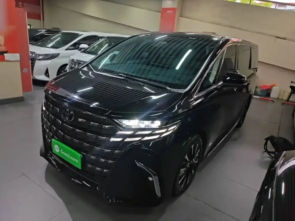 Toyota Alphard — фото 1