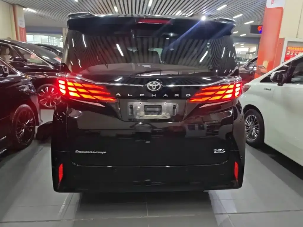 Toyota Alphard — фото 5