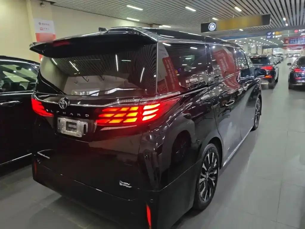 Toyota Alphard — фото 9