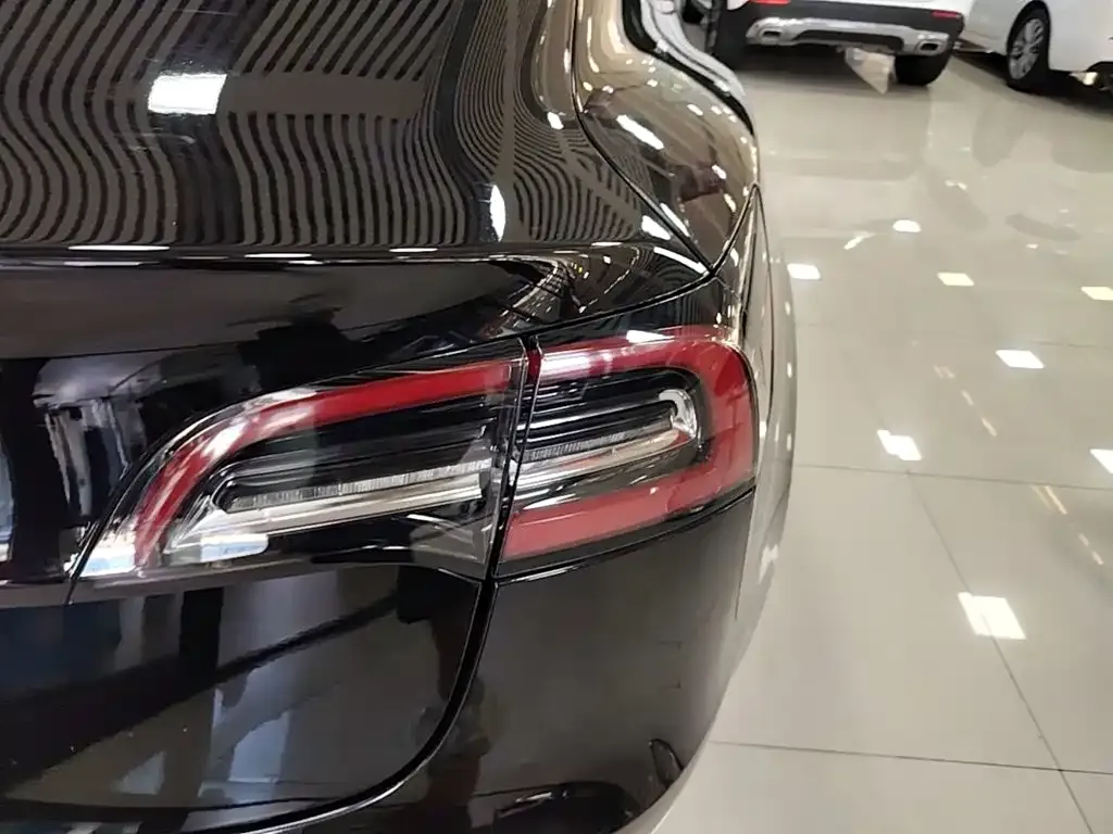 Tesla Model 3 — фото 9