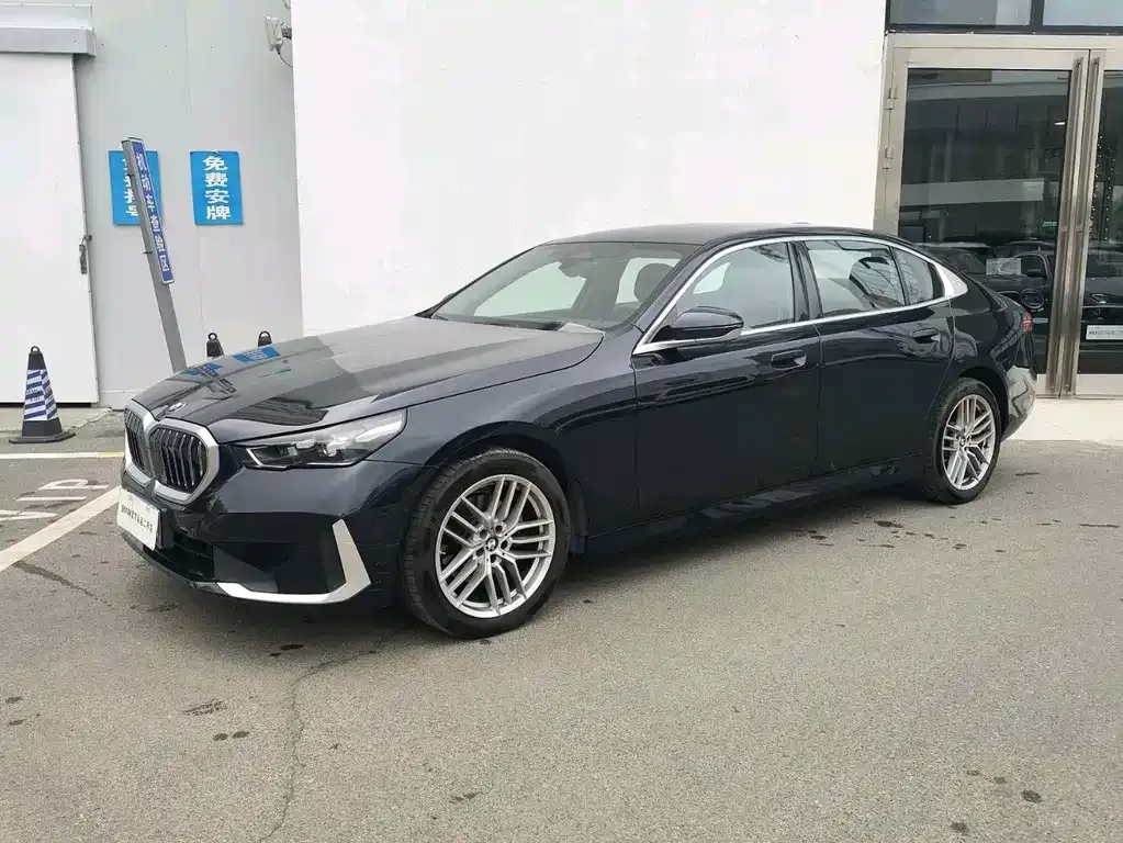 BMW 5 Series — фото 1