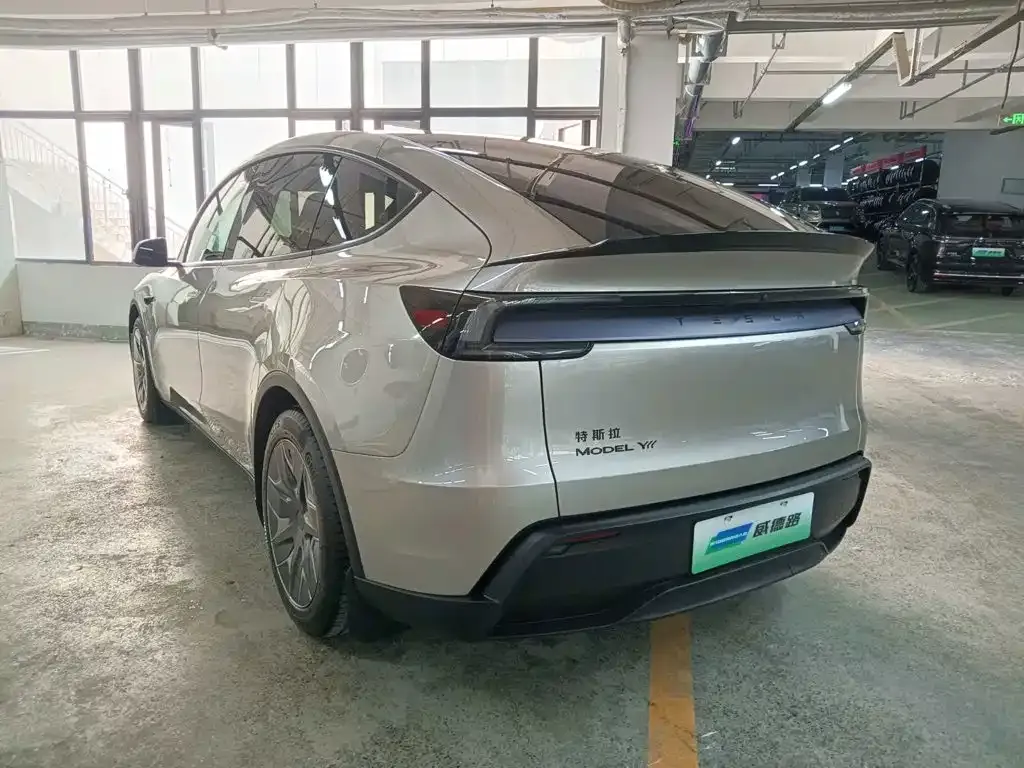 Tesla Model Y L — фото 5