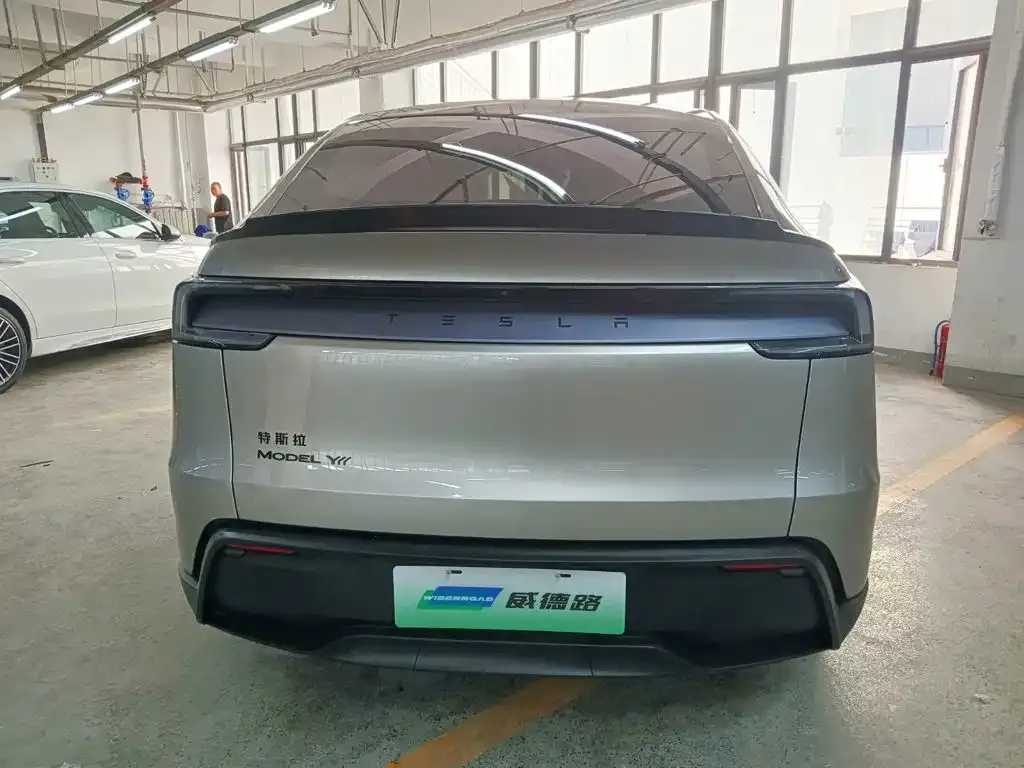 Tesla Model Y L — фото 10