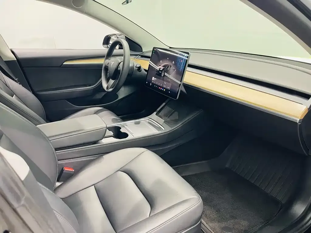 Tesla Model 3 — фото 7