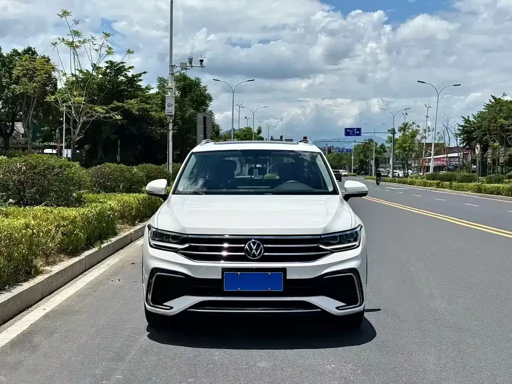 Volkswagen Tiguan L — фото 1