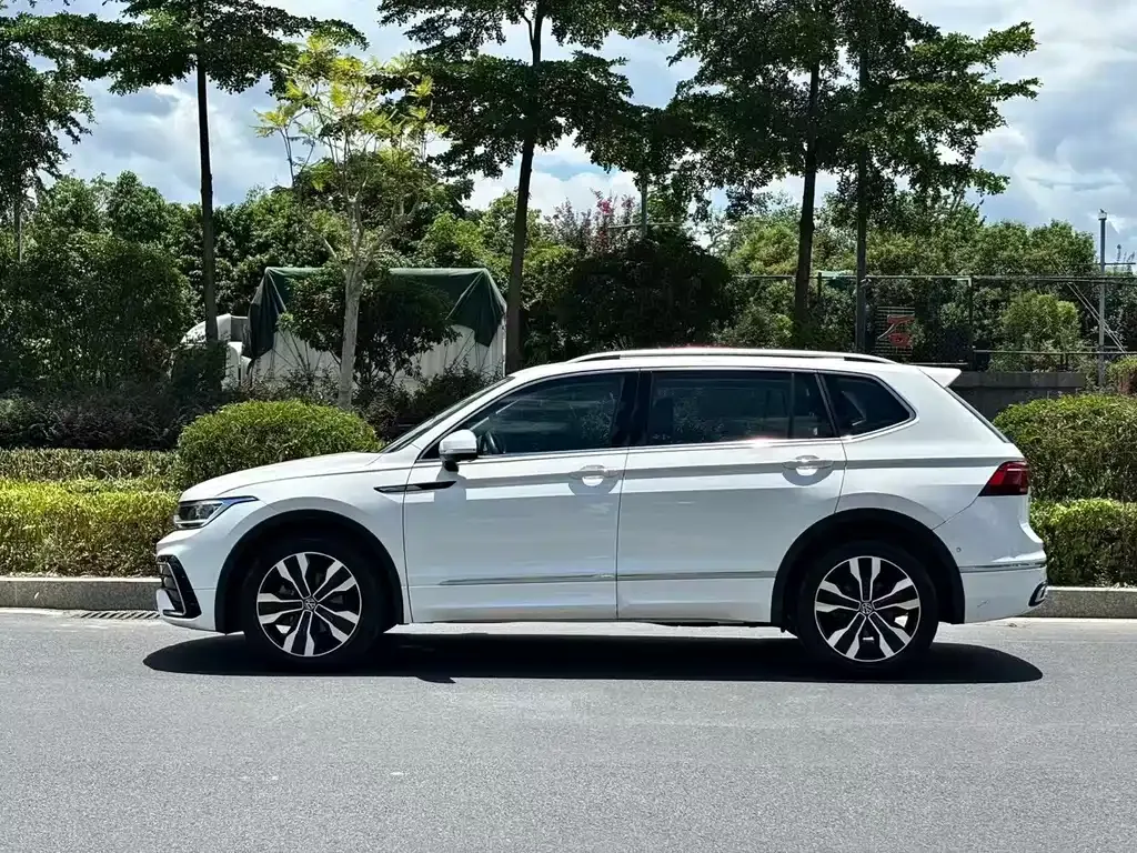Volkswagen Tiguan L — фото 3